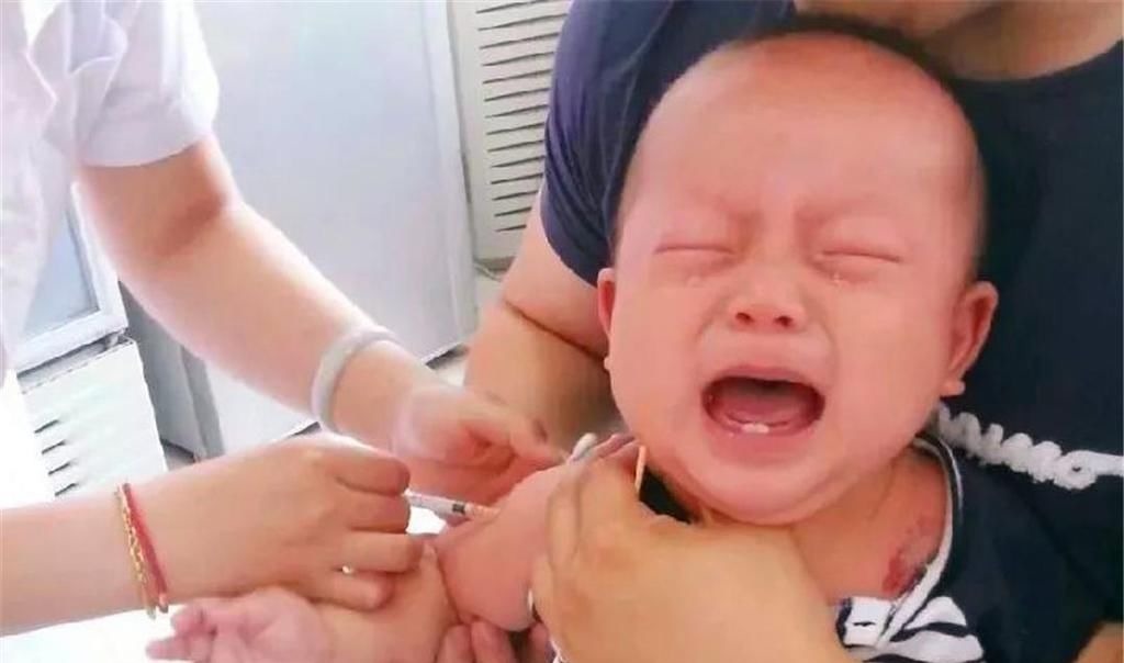 孩子|8个月的宝宝接种疫苗,小表情让人忍俊不禁,医生:舍不得下手