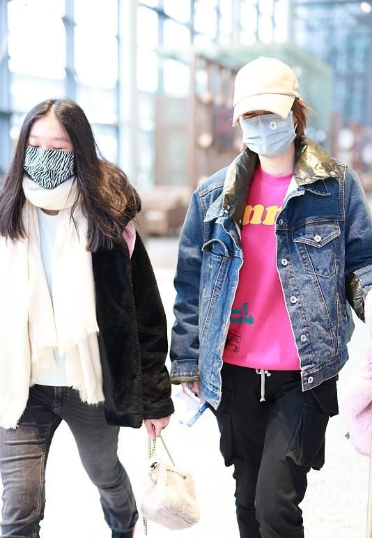 手拎包 马伊琍年后带女走机场,爱马胖太多变眯眯眼,拎大牌包穿貂大变样