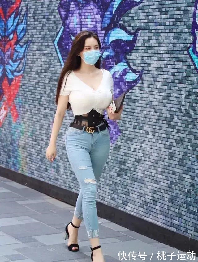 百搭|穿着牛仔裤装扮的女神显得更加挺拔有型，有种不一样的甜美！