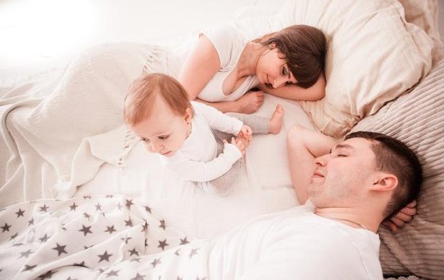 玩耍|宝宝睡醒后是大哭还是自己玩耍？这种表现说明宝宝聪明，智商更高