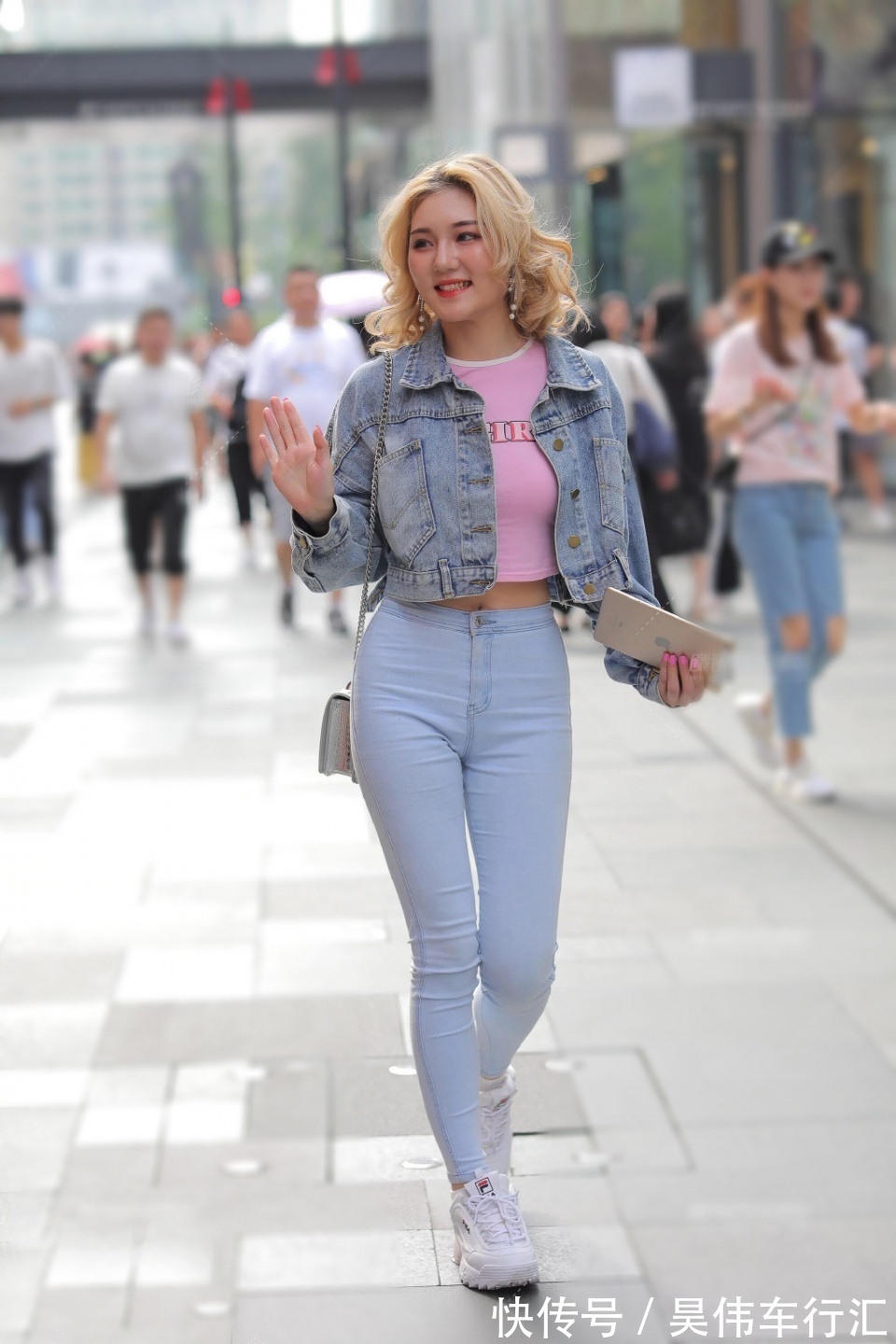 露脐衫 牛仔裤搭配粉色露脐衫,让微胖的身材显瘦显高挑,美丽又温馨