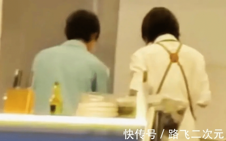 路透|丁真与周也采购后,又被拍到与姚安娜逛超市,两人体型差以为看错