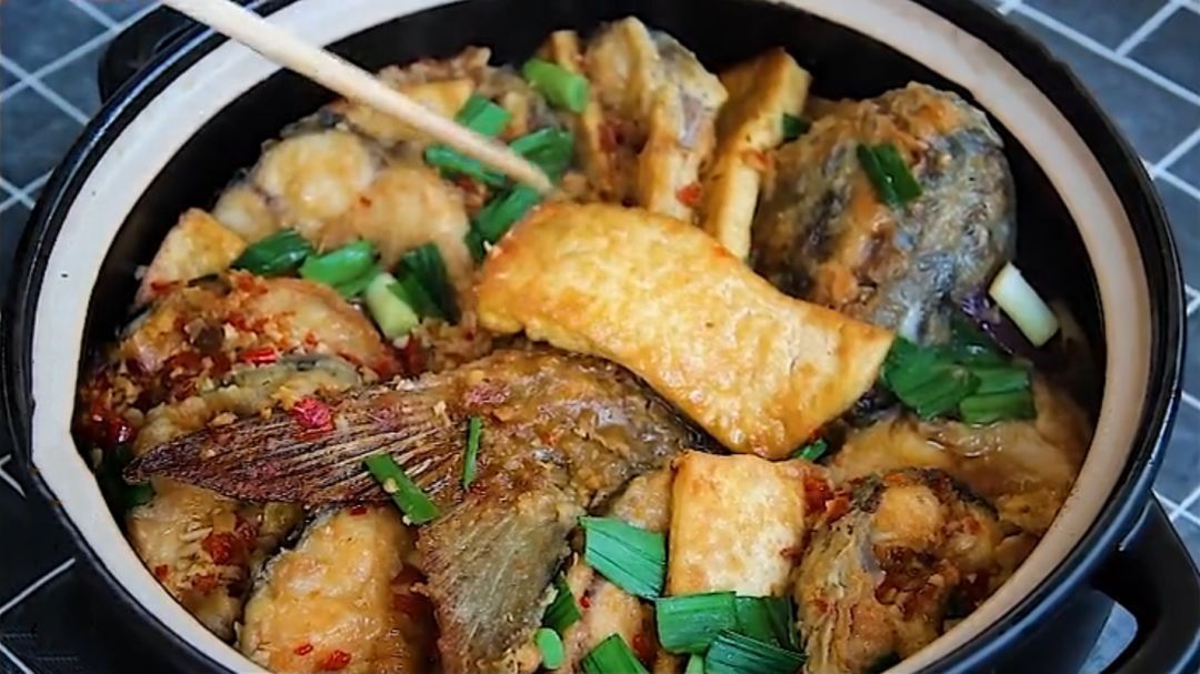 大厨教你草鱼的家常做法,不加一滴水,比饭店卖的都香!
