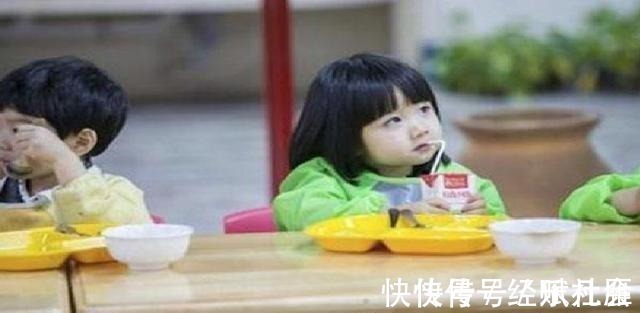 孩子|幼儿园宝宝“大佬坐姿”走红,平静看其他同学哭,自己反而很淡定