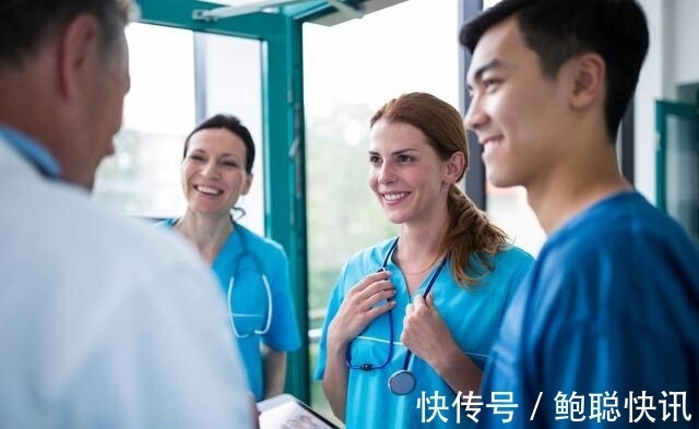 倾听时要注意的四个细节,做好三个同步,可以让顾客的话题不断