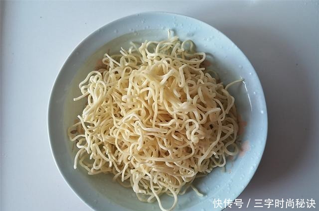 一碗炒面引发的讨论,以前这样吃很丰盛了,有肉有菜还扛饿