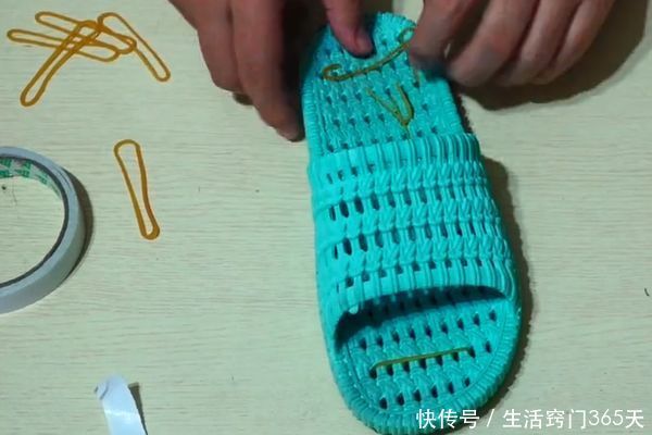 拖鞋上绑几根橡皮筋,作用特别“厉害”,10个人9个人都需要!