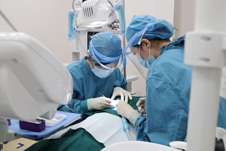 舒适|3岁男童“一觉”醒来满口烂牙变白牙 无痛舒适化口腔治疗让孩子轻松看好牙