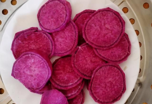 它富含花青素,热量比红薯低,做成饼煎一煎,香软营养且饱腹感强