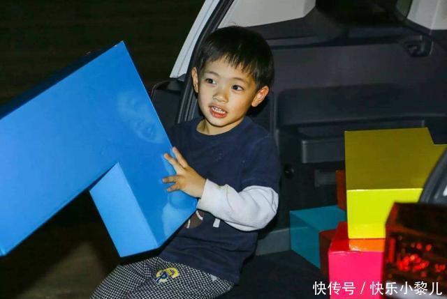 熊孩子捏碎超市18包泡面,员工要求赔偿后,妈妈秒变''熊家长''