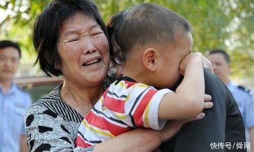 儿子|5岁儿子被人贩抢走抱上车，妈妈下意识的做法，网友直呼伟大!