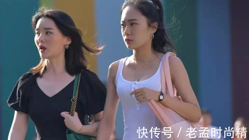 短裙|街拍: 一对时尚靓丽的闺蜜, 黑色连衣短裙美妇, 神似一位明星!