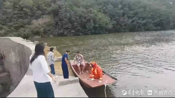 蓝天救援队|一男子乘船游玩被困湖中，众人联手救援