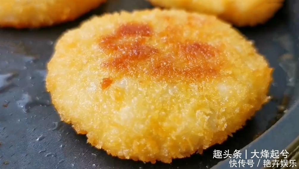 苹果加2个鸡蛋做法太香了,不油炸,一次做10个,出锅就光盘