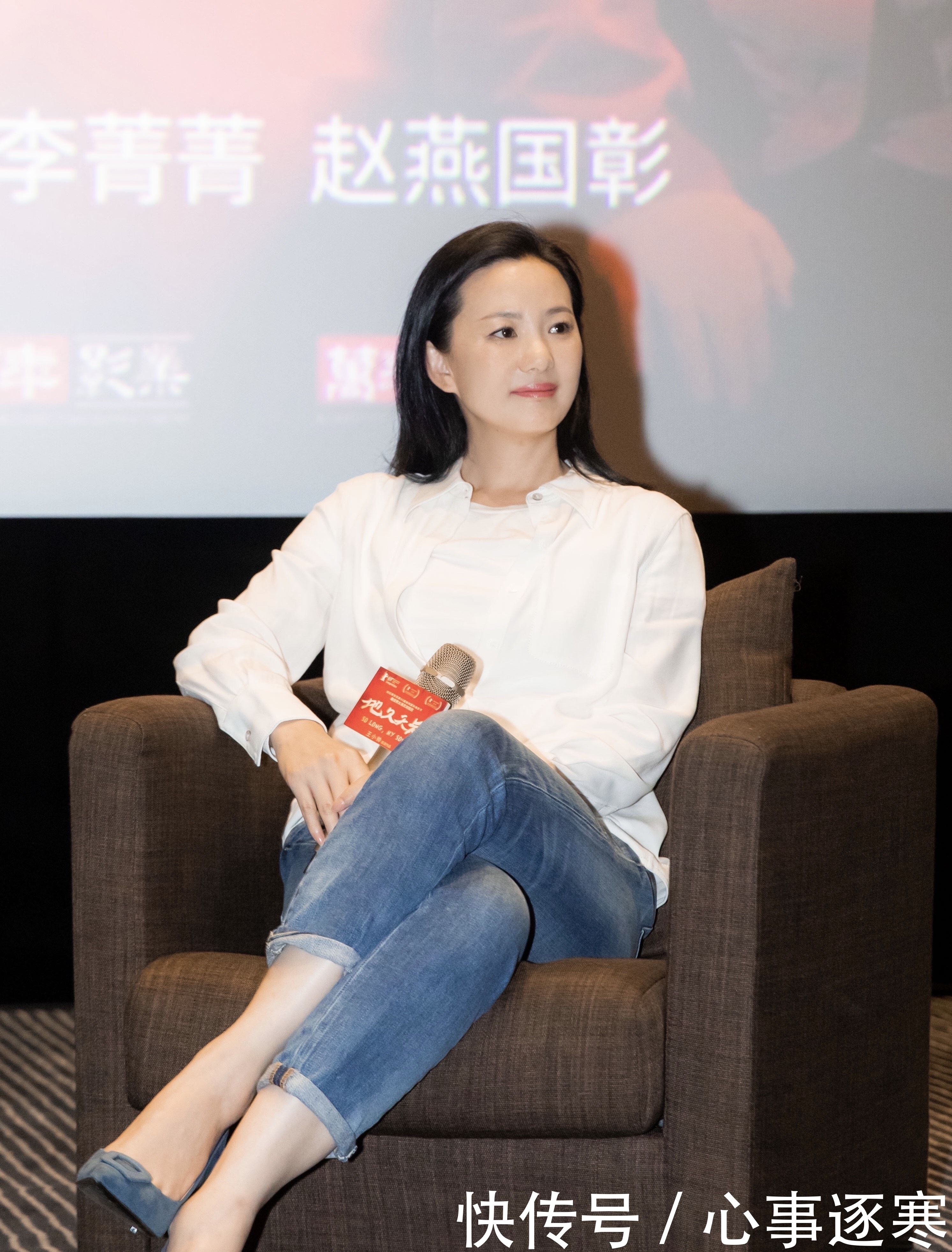 奔五的女人尽量不要大衣配靴子,学明星式穿搭,气质好到让人羡慕