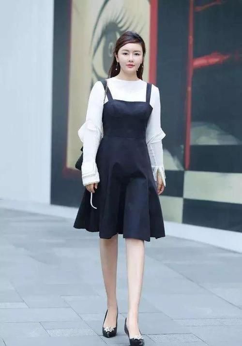 小姐姐搭配着一双黑色的尖头高跟鞋,走起路来看起来更加的成熟