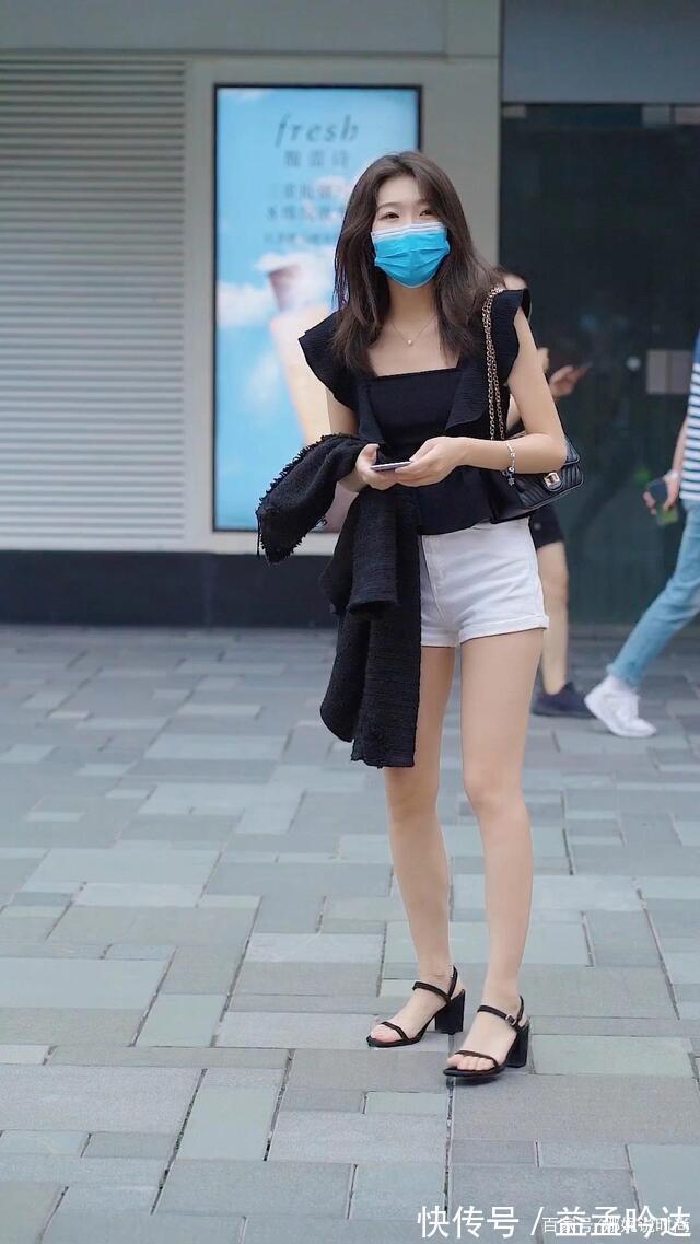 小妹 黑荷叶衫搭配白色超短裤,经典黑白搭配,别具一格