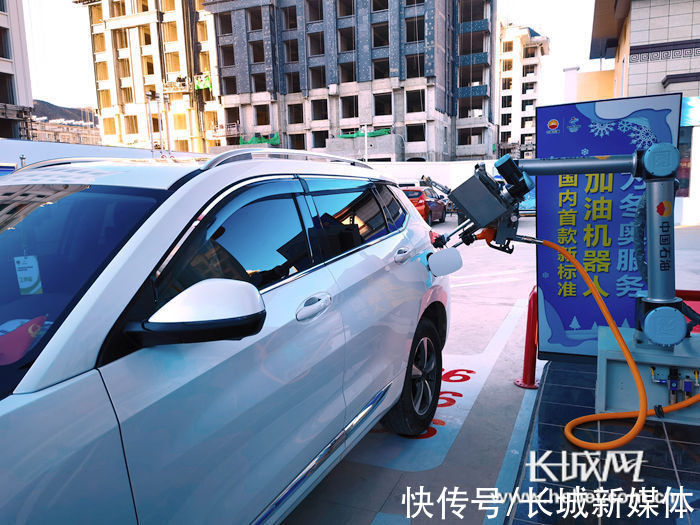 加油机|全自动智能加油 国内首款加油机器人亮相崇礼中石油加油站