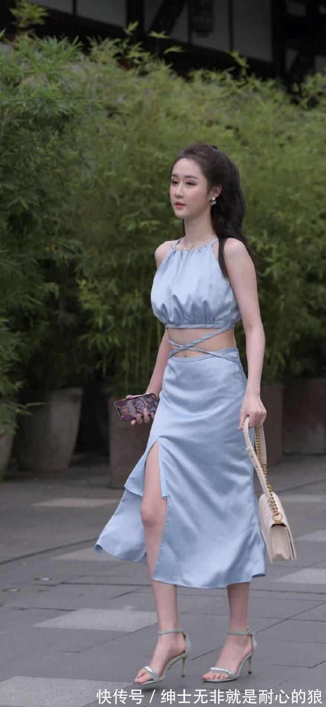 街拍|时尚街拍:蓝色精灵搭配淡绿色高跟鞋,温柔又高贵,气质感爆棚