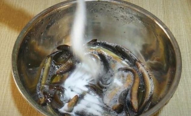 终于找到泥鳅的正确做法,一个小诀窍,不腥不苦,鲜香酥脆超下饭