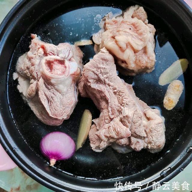 炖骨头汤时,不要直接下锅,记住5点,骨汤奶白又营养