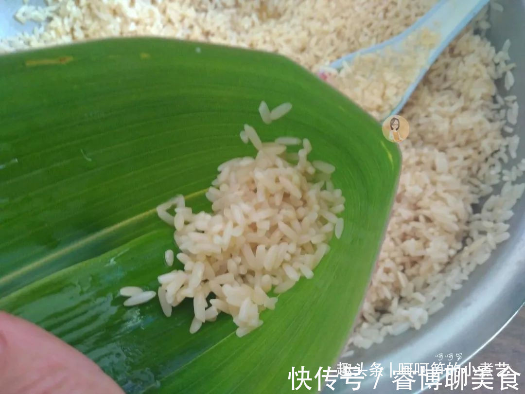 香菇|端午节将至，教你做鲜香味美的咸蛋黄肉粽，软糯诱人，吃了还想吃