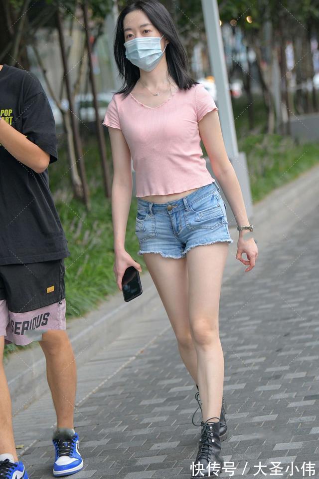 小花边|美女街拍:桃粉色短袖,搭配浅蓝色牛仔短裤,简单又美观,青春气息扑面而来