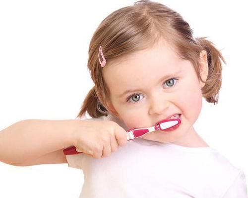 华华华|'我家孩子2岁就会刷牙了',宝妈发朋友圈炫耀,医生评论:太难了