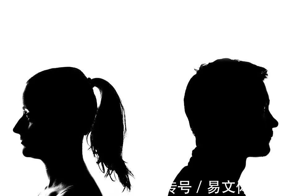 孩子|手办被2岁儿子摔坏,男子直接和老婆离婚,网友们为这件事吵翻了