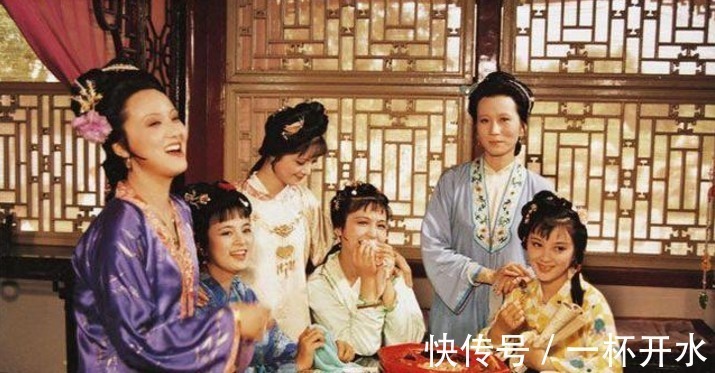 王熙凤!薛宝钗端庄大方她对表姐的一个称呼露出了破绽,太没教养了!