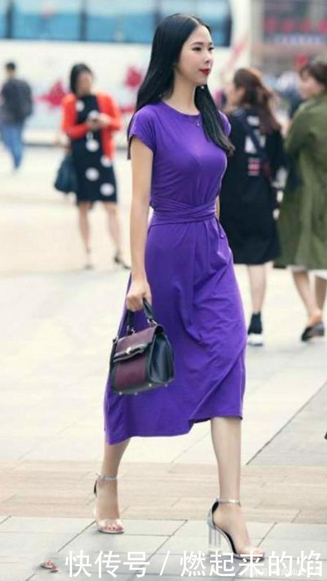 浅灰色肩带休闲裤，特别洋气