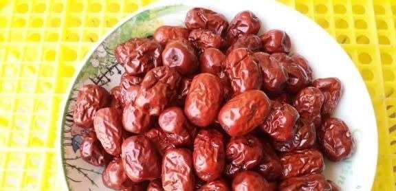 镇静|红枣配上它,大肚子没了,失眠好了女人不想满脸皱纹,可以试试
