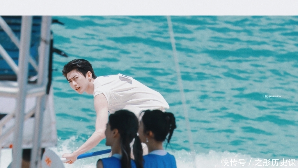 沙滩|蔡徐坤解锁今日《奔跑吧》录制第三套造型 夏天果然就是要阳光、沙滩和美少年