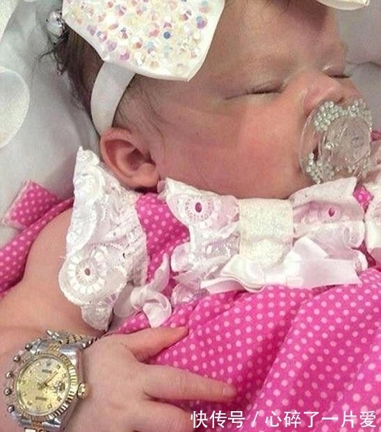 劳力士|什么叫公主?5月女婴含钻石奶嘴!睡200年古董床,带百万劳力士!