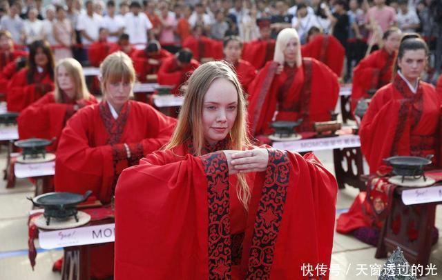 外国人穿起了汉服，网友隔空评价男的像精灵，女的像小仙女