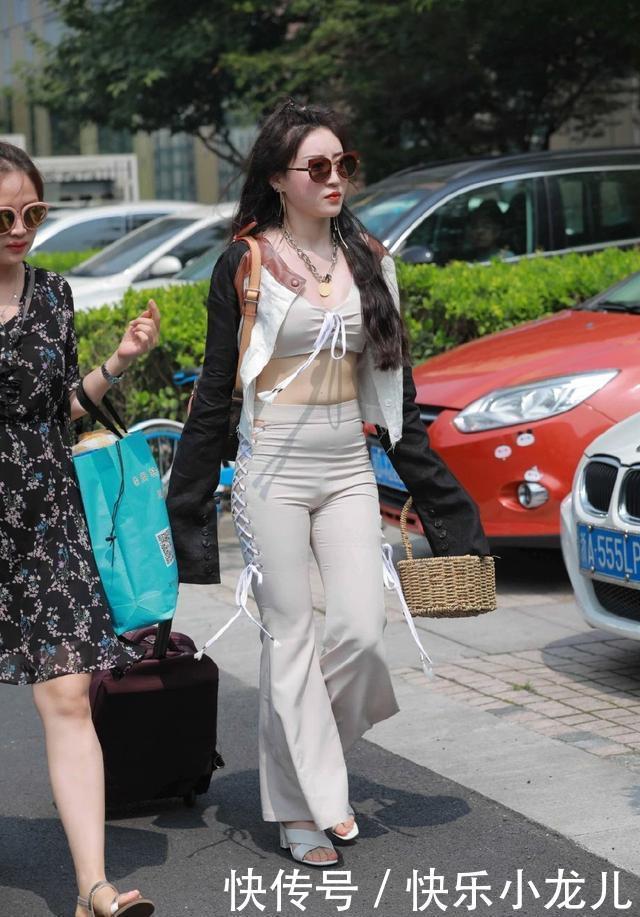 别怕微胖不好穿衣服，穿这样的套装，不但藏肉更有型