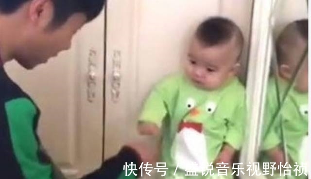 宝宝|宝宝深夜看电视被爸爸罚站,委屈地看着爸爸,小表情简直太可爱了