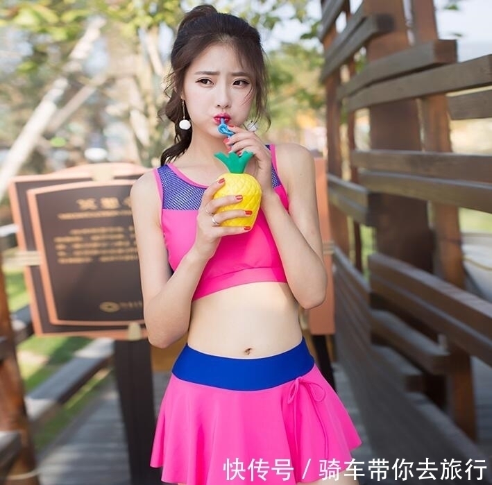 粉色泳衣|粉色分体泳衣美女,展现性感优雅的身姿,绽放的魅力无限