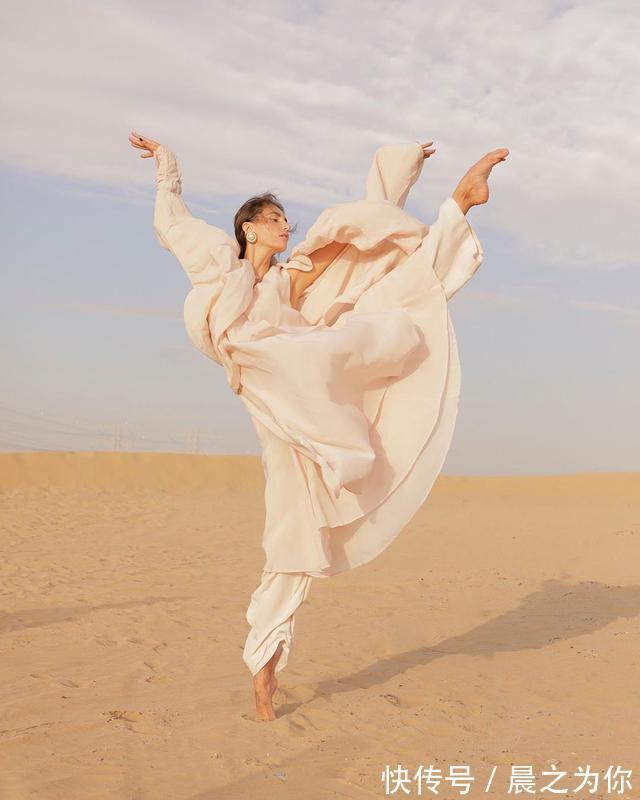 车门|俄罗斯瑜伽女神,身材傲人腿还很长,单腿关后备箱车门毫不费力