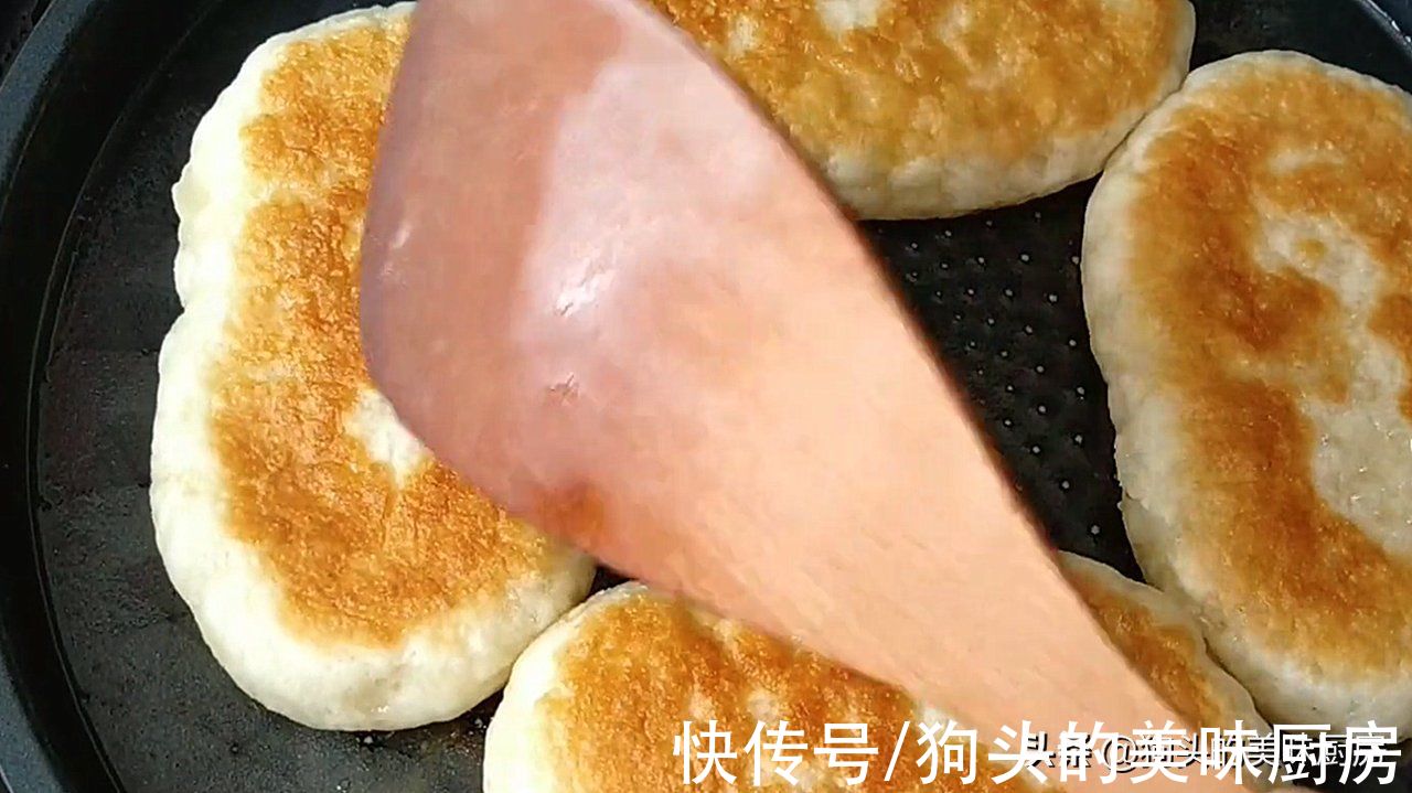 发面饼怎么做最简单？一碗面粉一碗水，用筷子一搅，蓬松又暄软