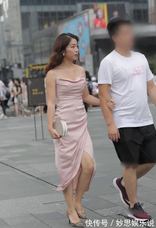 尼龙类 粉色裹身裙乍一看以为是“袈裟”,搭配彩色珍珠高跟鞋时尚感满满