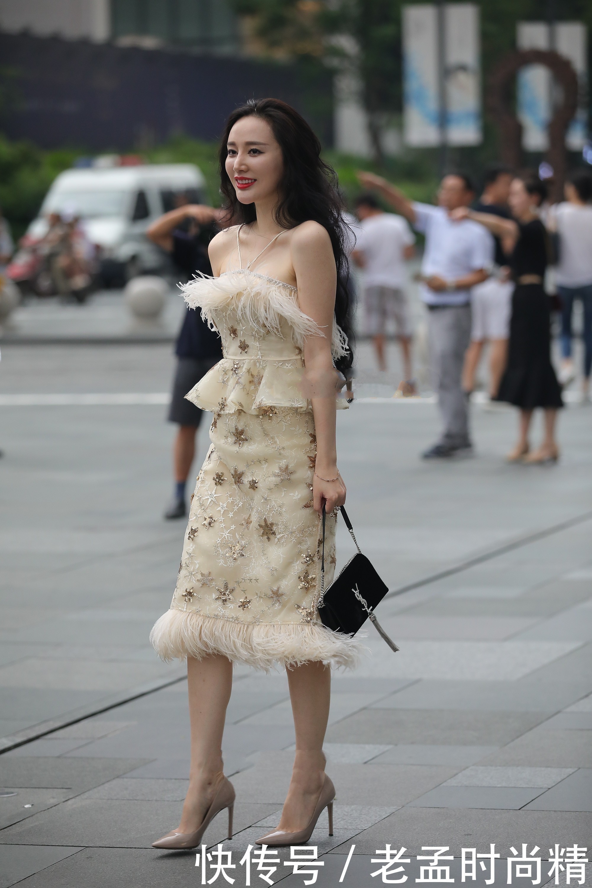 裙子|街拍:独特设计两根带子“挂”在脖子上,时尚款裙子,显优美曲线