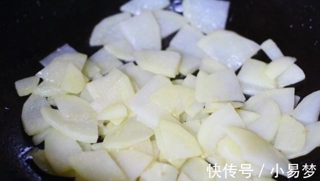 炒土豆丝|土豆别再炒土豆丝了，这种做法才是孩子最爱的，炒一盘都不够吃