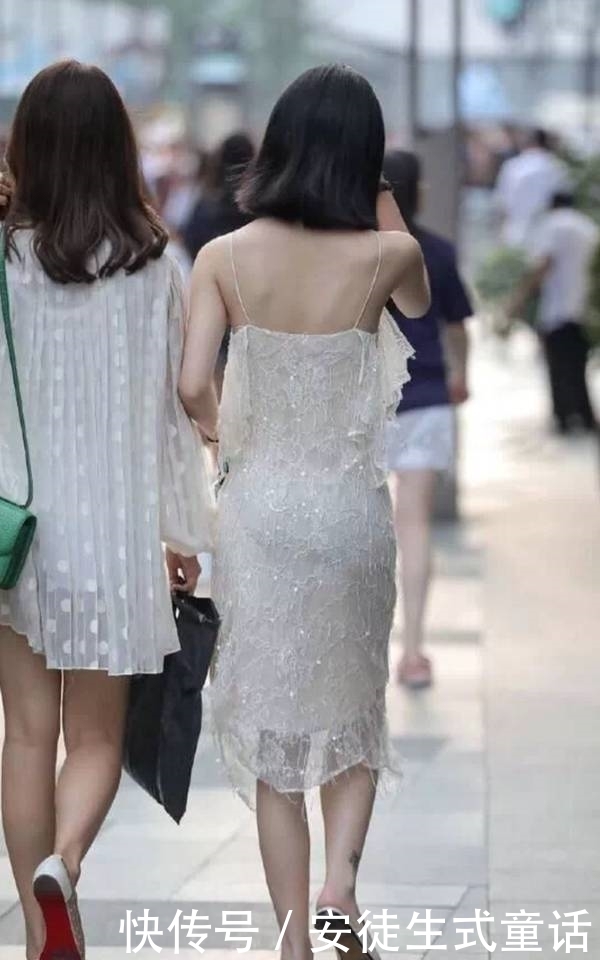 亮点|时尚街拍:短发美女穿薄纱吊带裙,有亮点不止一处!