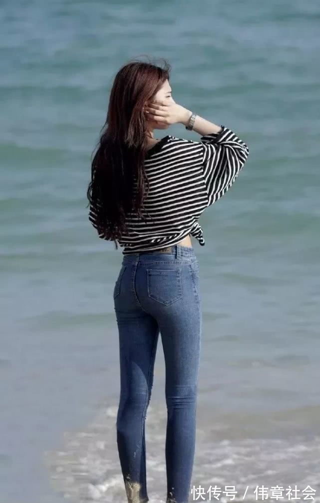 身姿 赤足踏浪小美女,宽松上衣配牛仔长裤,掩盖不住苗条的好身姿