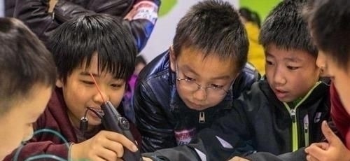 二人世界|长大后出人头地的孩子,12岁前有这些特征,占一个父母就偷着乐吧