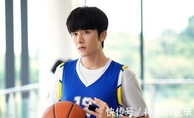 |搞笑GIF段子:美女的舌头很灵活嘛