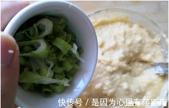 厨妹|不用揉面2分钟就做一锅,比买的炸薯条还好吃,加俩鸡蛋个个香嫩
