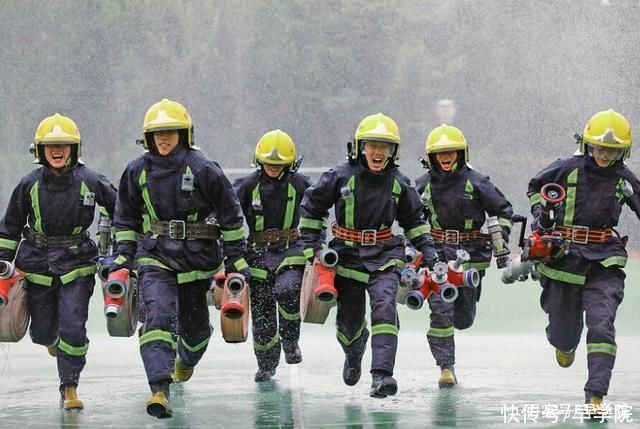 学院|早学院:妻子补拍婚纱照等了15年,只因他的工作特殊