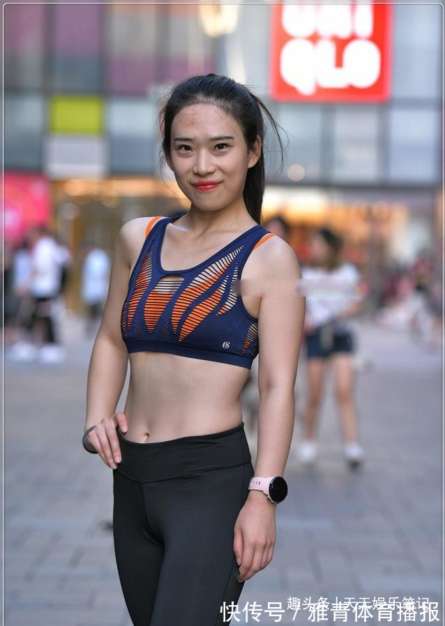 简约 打底裤的穿搭充满自信美,感觉自己与众不同